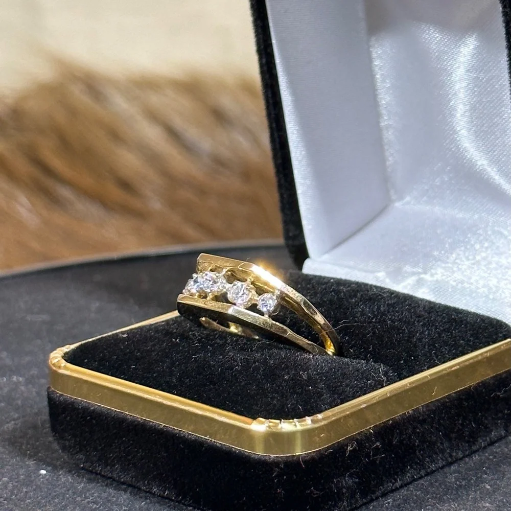Gold Diamond Ring - Picture 3 of 4
